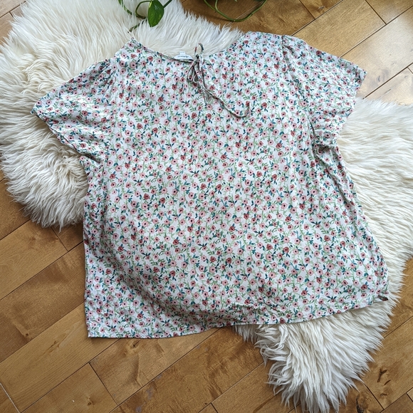 👕 REITMANS - Floral Flutter Sleeve Blouses - Picture 3 of 5